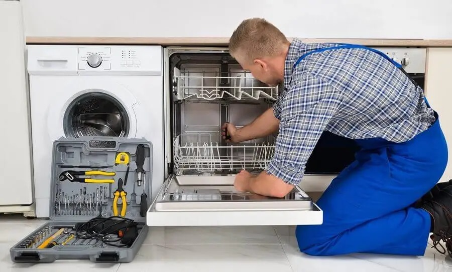 Urla Gaggenau servisi teknisyen ekibi beyaz eşya tamiri yaparken